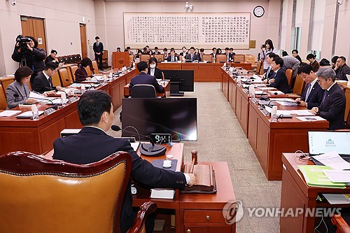 '퇴직검사 3년 출마금지법' 법사위 소위서 "기본권 침해" 위헌 논란_온다예