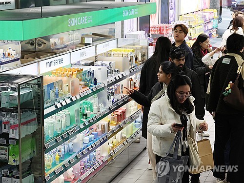 서울의 한 올리브영 매장에서 외국인들이 화장품을 고르는 모습.