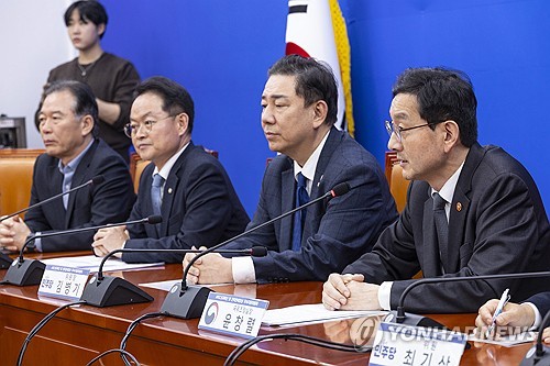 與 "대미투자특별법 26일 발의…국회 비준 대상 분명히 아니다"(종합)_온다예