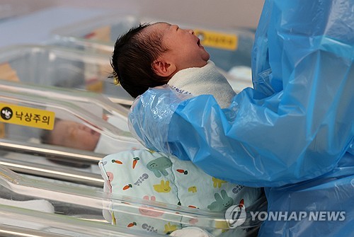 작년 합계출산율 4년만 0.8명대 회복…출생아 수 15년만 최대 증가_박준형