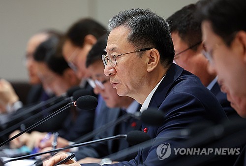 李대통령, 법무장관에 "저 대신 맞느라 고생하시죠?"_정지서