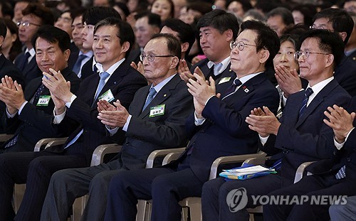 박수치는 이재명 대통령과 참석자들