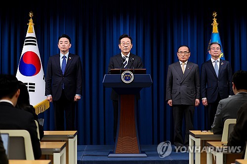 李대통령, 추가 특검 여부에 "밝혀지지 않은 것 너무 많아"(종합)_황남경