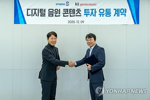 서인욱 KT지니뮤직 대표(왼쪽) 모습.