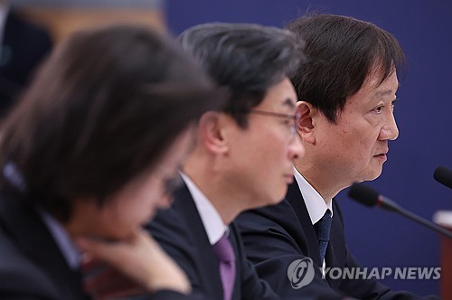 이찬진 금감원장(가장 오른쪽), 이억원 금융위원장(가운데)