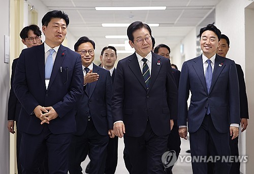 북극항로 추진단 사무실 향하는 이재명 대통령