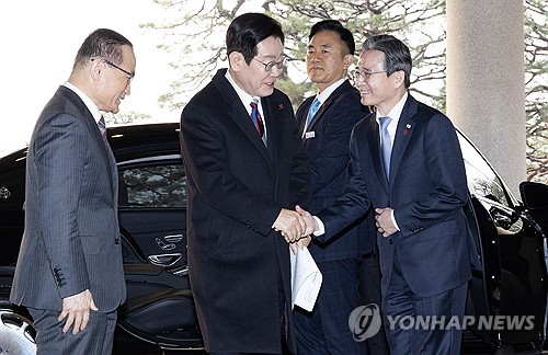 李대통령, 은행 '쉬운 돈벌이' 또 직격…김용범發 포용금융에 힘 싣기_정지서
