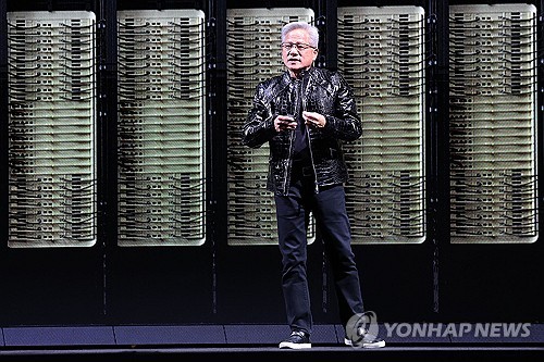 CES에서 기조연설하는 젠슨 황 엔비디아 CEO
