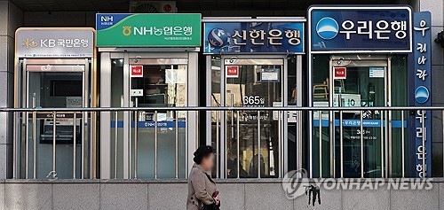 [금융지주 실적] 고환율에 과징금까지…변수에 수조원 '출렁'_이현정