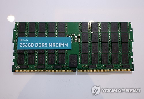 SK하이닉스 고성능 메모리 256GB DDR5램이 전시된 모습