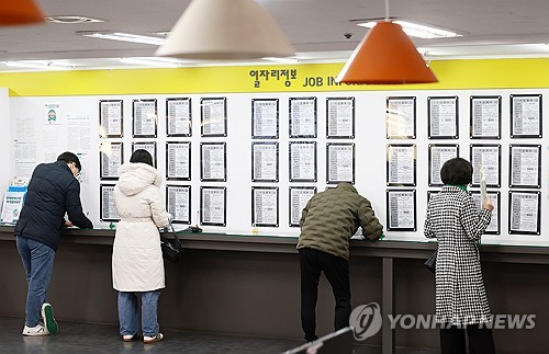 1월 취업자 10만8천명↑·13개월만 최소폭…청년고용률 21개월째 하락_최욱