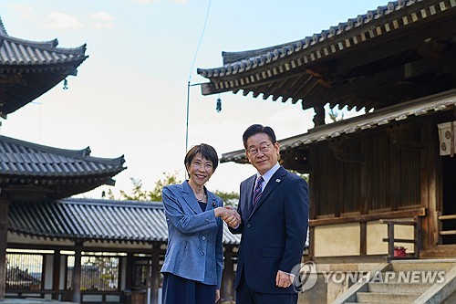 (나라=연합뉴스) 김도훈 기자 = 이재명 대통령과 다카이치 사나에 일본 총리가 14일 일본 나라현 대표 문화유적지인 호류지(법륭사)에서 기념촬영을 하고 있다. 2026.1.14 [공동취재 제공. 재판매 및 DB 금지] superdoo82@yna.co.kr