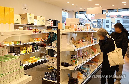 "시술받고 이젠 약국으로"…K뷰티 쇼핑지도 넓어진다_정수인
