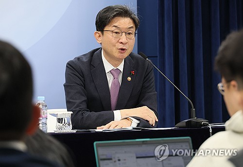 연일 부동산 때리는 李…금융위도 코드 맞출까_정원