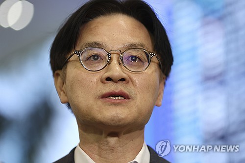 질문에 답하는 김정관 장관