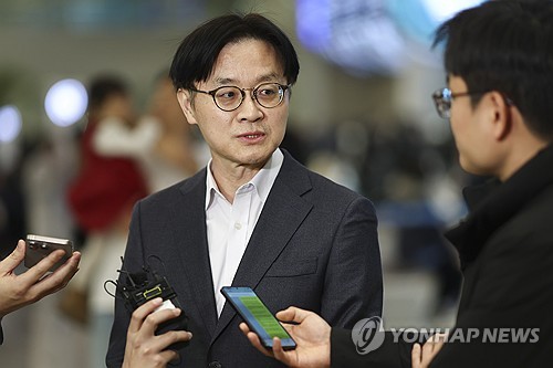 질문에 답하는 김정관 장관