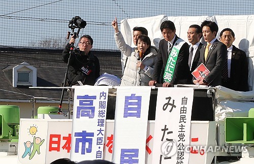(요코하마=연합뉴스) 박상현 특파원 = 다카이치 사나에 일본 총리가 중의원 선거(총선)를 앞두고 31일 가나가와현 요코하마시에서 집권 자민당 후보 지원 유세를 하며 지지를 호소하고 있다. 2026.1.31 psh59@yna.co.kr