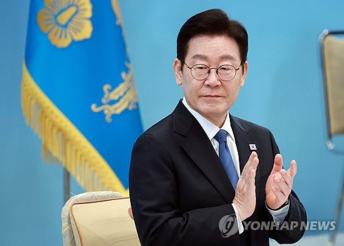[이현정의 어프로치] 금융지주 회장의 '생산적 금융' 뽐내기_이현정