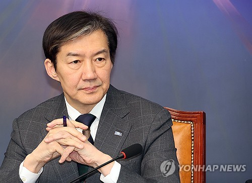 생각에 잠긴 조국 대표