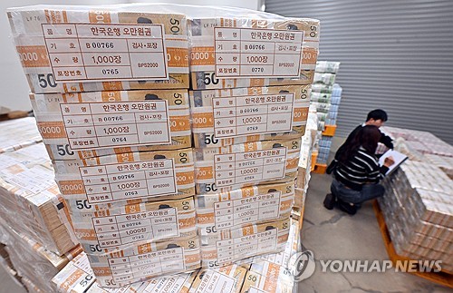 (수원=연합뉴스) 권준우 기자 = 설 연휴를 앞둔 9일 오후 경기 수원시 영통구 한국은행 경기본부 현송 작업장에서 직원들이 지역 시중은행으로 공급될 설 자금을 검수하고 있다. 2026.2.9 [공동취재] stop@yna.co.kr