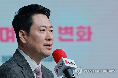 (서울=연합뉴스) 신현우 기자 = 국민의힘 장동혁 대표가 9일 서울 강서구 ASSA 아트홀에서 열린 당 여성 정책 공모전 시상식에 참석해 인사말하고 있다. 2026.2.9 nowwego@yna.co.kr