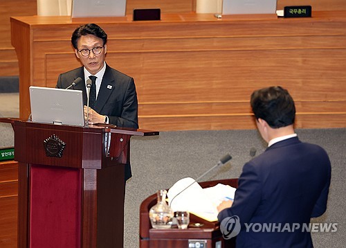 (서울=연합뉴스) 배재만 기자 = 김민석 총리가 10일 국회 본회의장에서 열린 경제 분야 대정부질문에서 국민의힘 윤영석 의원의 질문에 답하고 있다. 2026.2.10 scoop@yna.co.kr