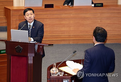 (서울=연합뉴스) 배재만 기자 = 구윤철 부총리 겸 재정경제부 장관이 10일 국회 본회의장에서 열린 경제 분야 대정부질문에서 국민의힘 윤영석 의원의 질문에 답하고 있다. 2026.2.10 scoop@yna.co.kr