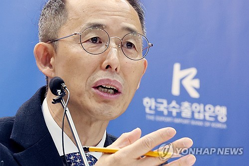 '취임 100일' 황기연 수은행장 "방산·원전 등 전략수주 분야 100조 지원"_윤슬기