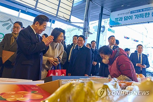 이재명 대통령 내외, 충북 전통시장 방문