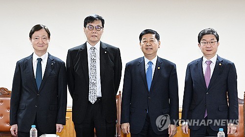 (서울=연합뉴스) 구윤철 부총리 겸 재정경제부 장관(왼쪽 세 번째)이 13일 서울 중구 은행연합회에서 열린 시장상황 점검회의에서 참석자들과 기념 촬영하고 있다. 2026.2.13 [재정경제부 제공. 재판매 및 DB 금지] photo@yna.co.kr