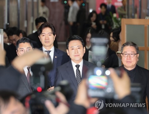기자회견장 향하는 국민의힘 장동혁 대표