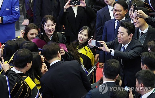 사진 찍어주는 강훈식 비서실장