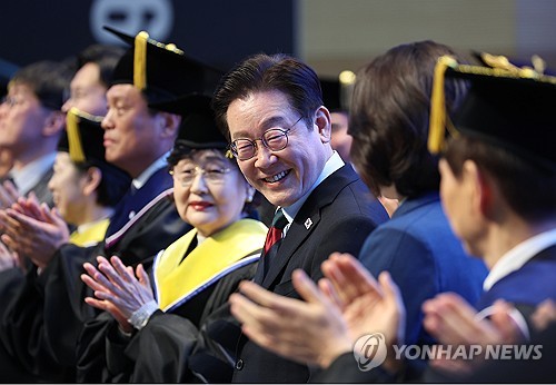 '尹 입틀막' 카이스트 찾은 李대통령 "돈 없어 연구 멈추는 일 없을 것"(종합)_정지서