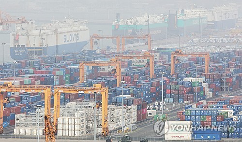 평택항에 컨테이너가 쌓인 모습
