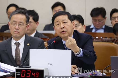 (서울=연합뉴스) 황광모 기자 = 구윤철 부총리 겸 재경경제부 장관이 23일 국회에서 열린 재정경제기획위원회 전체 회의에 출석해 의원 질의에 답하고 있다. 2026.2.23 hkmpooh@yna.co.kr