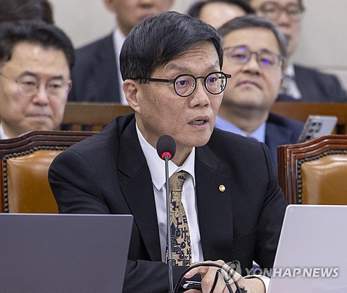 (서울=연합뉴스) 황광모 기자 = 이창용 한국은행 총재가 23일 국회에서 열린 재정경제기획위원회 전체 회의에 출석해 1,400원대에 머물고 있는 원/달러 환율 관련 의원 질의에 답하고 있다. 2026.2.23 hkmpooh@yna.co.kr