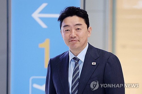 강훈식, 방산·AI 협력 논의차 UAE로…"실질적 성과 노력"_정지서