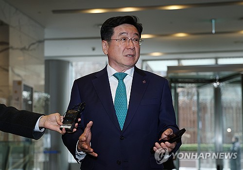 삼성 준감위원장, '이재용 등기이사 미복귀'에 "회사도 고민할 것"_김학성