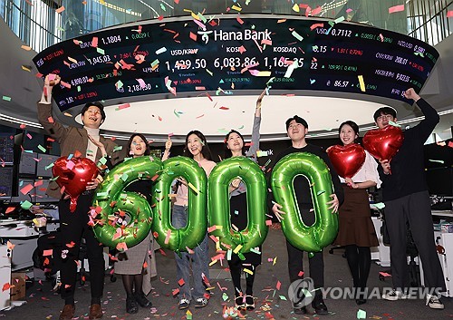 (서울=연합뉴스) 서명곤 기자 = 코스피가 사상 처음으로 6,000을 돌파해 거래를 마친 25일 서울 중구 하나은행 딜링룸에서 딜러들이 기념 세리머니를 하고 있다. 2026.2.25 seephoto@yna.co.kr