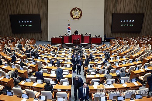 위헌 우려에 '막판 수정' 법왜곡죄 본회의 상정…국힘 '필버' 맞불_온다예