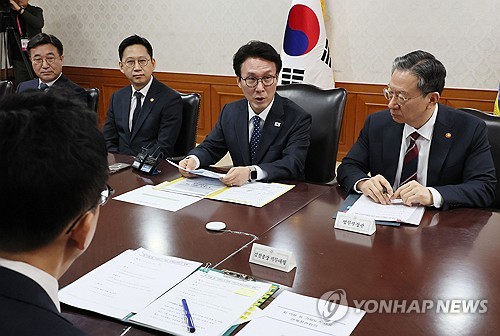 金총리 "가짜뉴스는 민주주의의 공적…관용없이 엄정 대응"_정지서