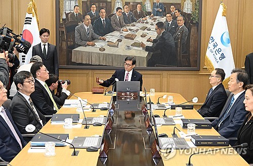 (서울=연합뉴스) 이창용 한국은행 총재가 26일 서울 중구 한국은행 본관에서 열린 금융통화위원회 본회의에서 의사봉을 두드리고 있다. 2026.2.26 [사진공동취재단] photo@yna.co.kr