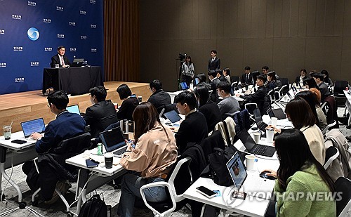 이창용 "국고채 금리 스프레드 과도…단순매입 배제 안 해"(종합)_손지현