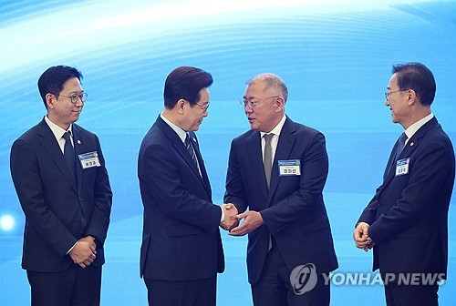 악수하는 이재명 대통령과 정의선 현대차그룹 회장