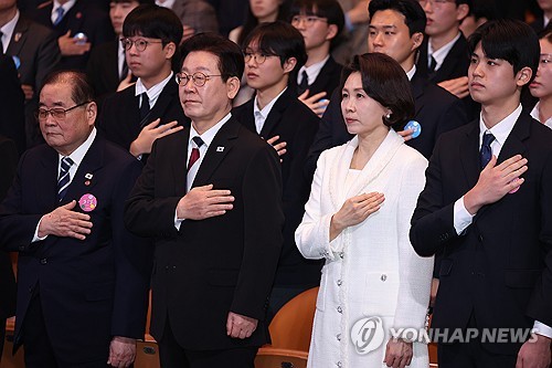 李대통령 "남북 평화체제 전환에 모든 노력…한일, 함께 미래 열어야"_정지서