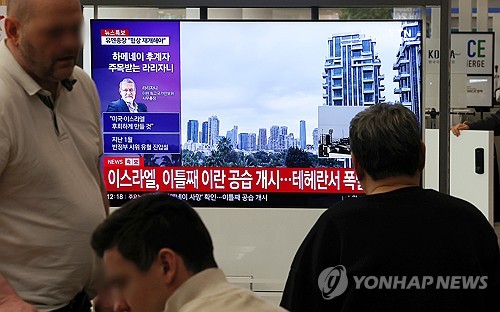 (영종도=연합뉴스) 김주형 기자 = 미국과 이스라엘의 공격으로 중동 지역 긴장이 급격히 고조되며 두바이행 노선 등이 결항한 가운데 1일 인천공항에서 외국인들이 관련 뉴스를 바라보고 있다. 2026.3.1 kjhpress@yna.co.kr