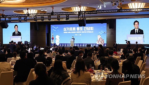 '보라색 넥타이' 맨 李대통령…워킹맘부터 금융인·기업가 목소리 경청_정지서