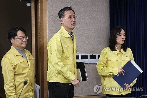 (서울=연합뉴스) 김성민 기자 = 김진아 외교부 2차관(오른쪽)과 이형일 재정경제부 1차관(가운데)이 2일 서울 종로구 정부서울청사 합동브리핑실에서 '중동 상황점검 관련 긴급 관계부처회의' 브리핑에 참석하고 있다. 2026.3.2 ksm7976@yna.co.kr