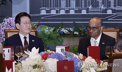 李대통령, 싱 대통령에 "한반도 평화 노력 전폭 지지 보내주리라 믿어"(종합)_정지서