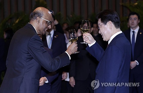 李대통령, 싱 대통령에 "한반도 평화 노력 전폭 지지 보내주리라 믿어"(종합2보)_정지서